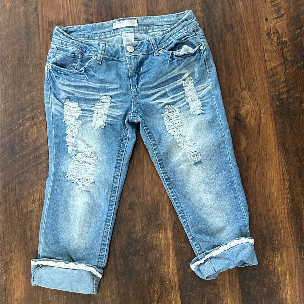 Distressed Light Blue Women’s cropped Jeans